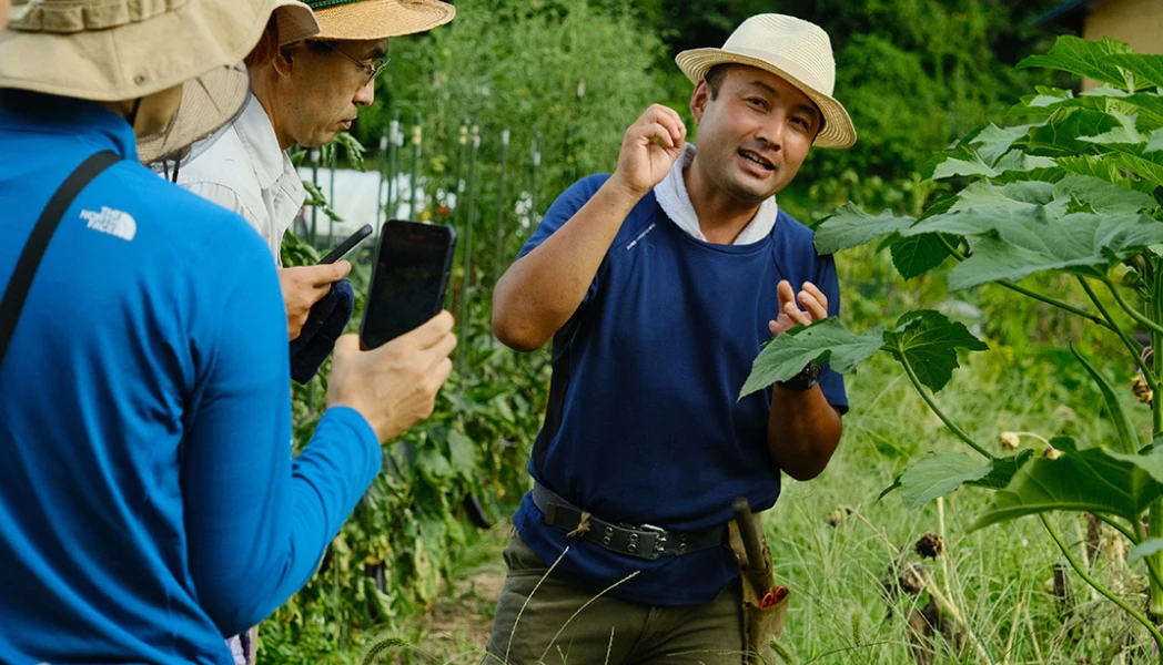 自然菜園スクールで講師が参加者に説明している様子